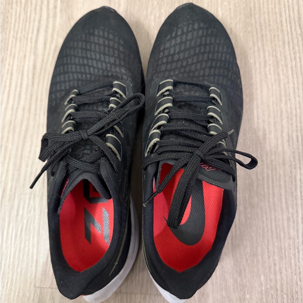 Nike Men's Black and Red Sneakers